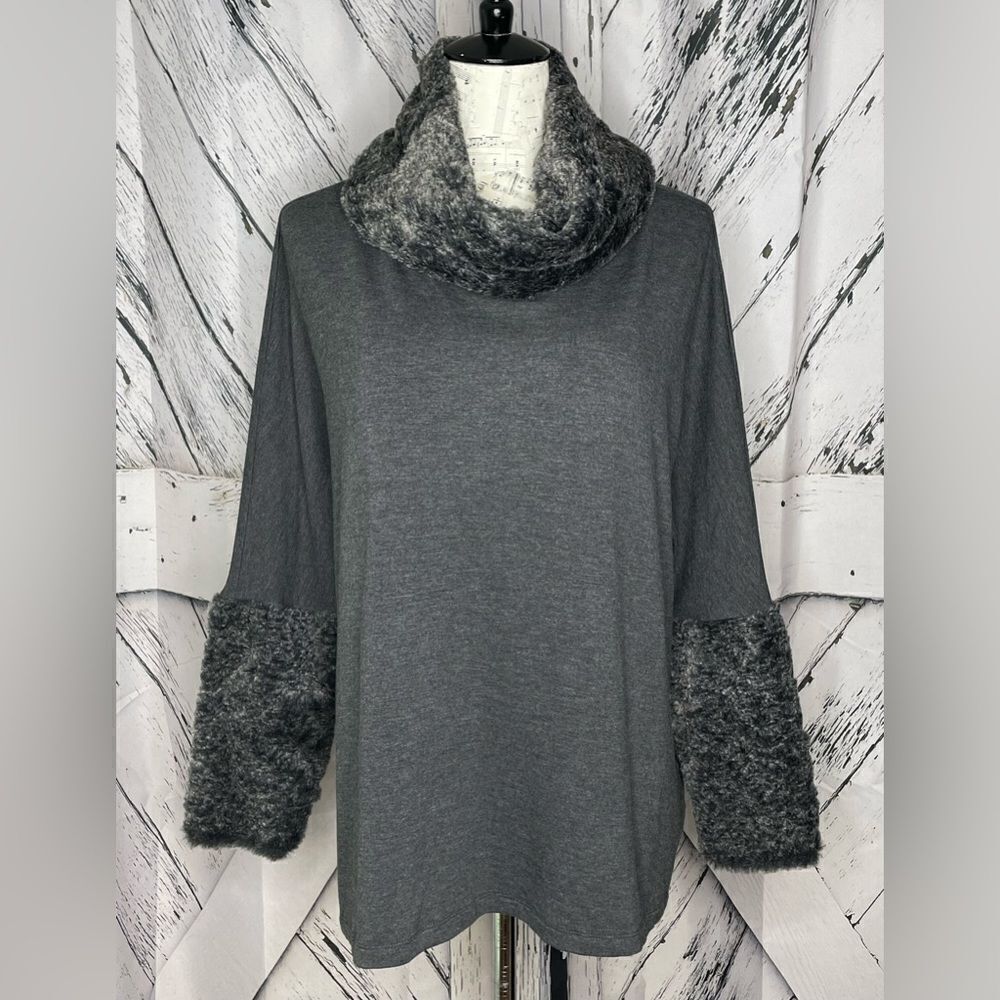 NWT Premise gray top with fur trim S